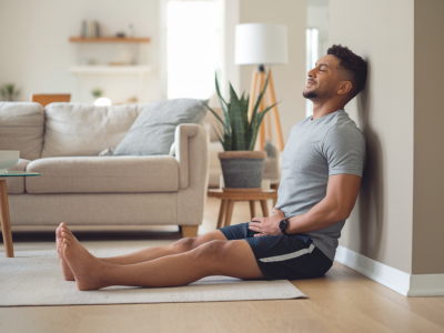 La routine mobilité du matin en 12 minutes pour éliminer les raideurs et prévenir les douleurs lombaires au bureau