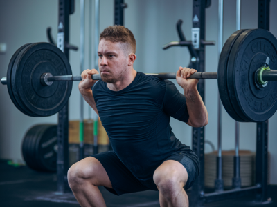 Quel plan d'entraînement hebdomadaire suivre pour progresser au squat sans plateau ni blessure en 8 semaines